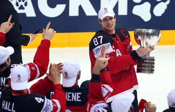 Sidney Crosby s pohárem pro vítěze MS v hokeji 2015 v pražské O2 Areně