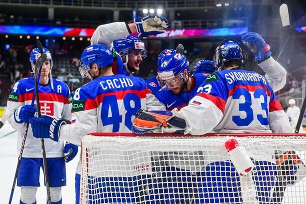 Hráči slovenské hokejové reprezentace se radují z výhry na MS v hokeji 2023