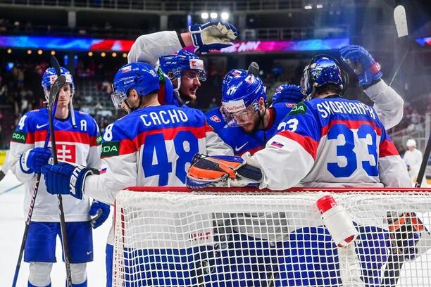 Hráči slovenské hokejové reprezentace se radují z výhry na MS v hokeji 2023