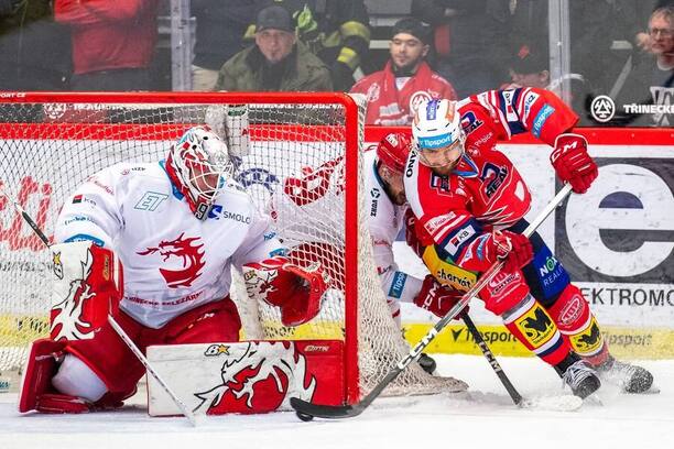 Brankář Ocelářů Ondřej Kacetl a útočník Dynama Adam Musil ve 4. finále play off extraligy 2024 Třinec vs. Pardubice