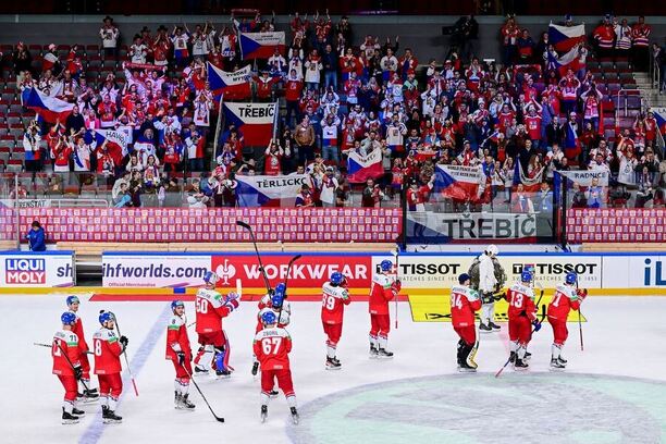 Česká hokejová reprezentace zdraví fanoušky po utkání na MS v ledním hokeji