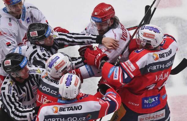 Třinec vs. Pardubice ve finále play off ELH 2024, potyčka mezi Danielem Voženílkem (Třinec) a Patrikem Poulíčkem (Pardubice)