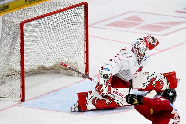 Třinecký Ondřej Kacetl likviduje stoprocentní šanci Sparťana Michala Řepíka v prodloužení 7. semifinále play off ELH.