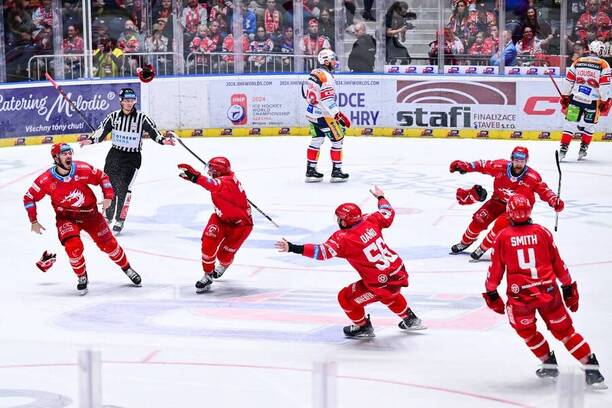 Hráči týmu HC Oceláři Třinec se radují z vítězného gólu v 7. zápase play off Tipsport ELH