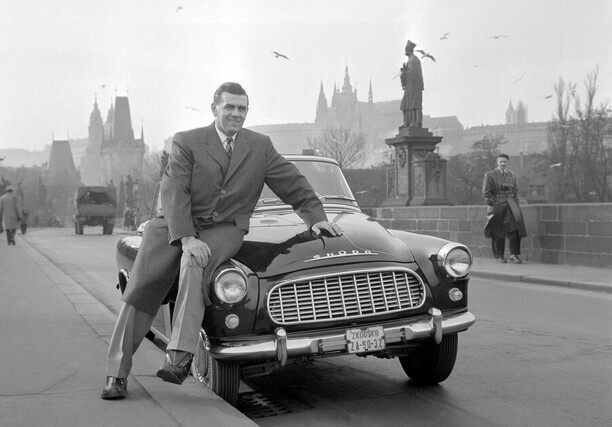 Kanadský hokejista Maurice Richard pózuje na Karlově mostě s automobilem Škoda-450, který dostal darem při svém pobytu v Praze během MS 1959.