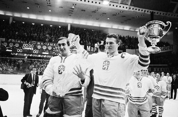 Momentka z pražského MS 1972. Kapitán československé reprezentace František Pospíšil s poháry pro mistry světa i Evropy. Vedle něj brankář Jiří Holeček.