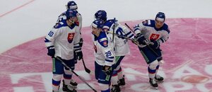 Slovenští hokejisté se radují z gólu v přípravě na MS v hokeji do 18 let 2024, právě Slováci jsou soupeřem Česka ve čtvrtfinále MS U18