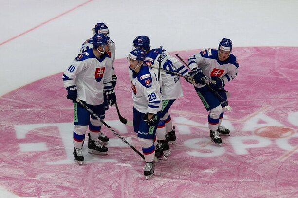 Slovenští hokejisté se radují z gólu v přípravě na MS v hokeji do 18 let 2024, právě Slováci jsou soupeřem Česka ve čtvrtfinále MS U18