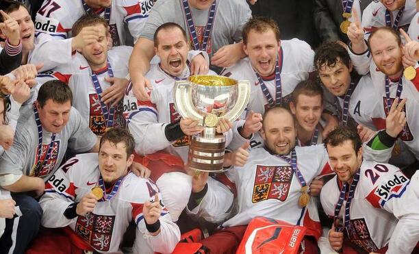 Čeští hokejoví reprezentanti slaví vítězství na MS v hokeji 2010, kde Česko svou bilanci z MS rozšířilo o šestý titul mistrů světa