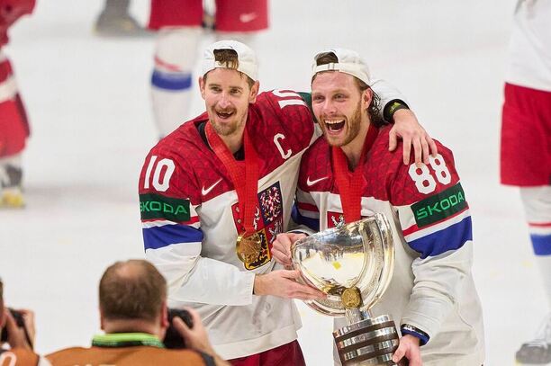 Roman Červenka a David Pastrňák se radují z titulu mistrů světa na šampionátu 2024