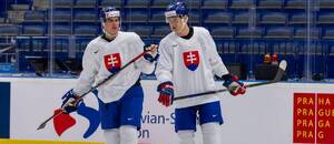 Slovenští reprezentanti Šimon Nemec a Juraj Slafkovský během tréninku v Ostravě před startem MS v hokeji 2024, které zahájí utkání Slovensko vs. Německo