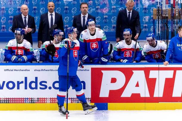 Momentka z prvního utkání slovenského týmu na MS v hokeji 2024, v čele Juraj Slafkovský