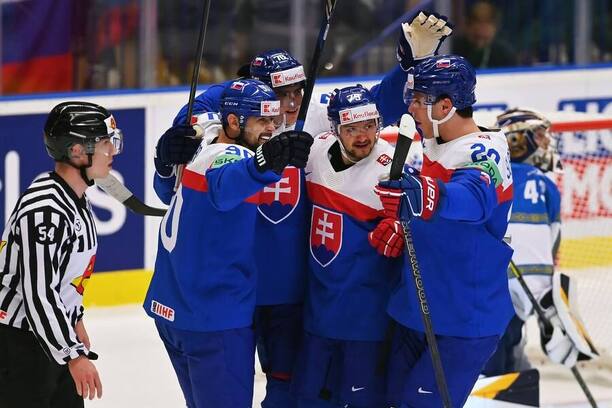 Slovenští hokejisté Tomáš Tatar, Martin Pospíšil, Libor Hudáček a Juraj Slafkovský se radují z prvního gólu proti Kazachstánu, dnes Slovensko na MS 2024 hraje s USA