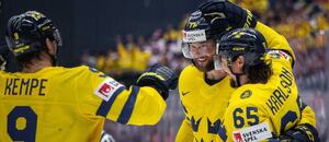 Adrian Kempe, Victor Hedman a Erik Karlsson oslavují gól Švédska na MS v hokeji 2024