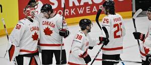 Kanadští reprezentanti na MS v hokeji 2024 oslavují výhru nad Dánskem, dnes se Kanada střetne s Rakouskem