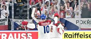 Roman Červenka a Lukáš Dostál se radují z první výhry českého týmu na MS v hokeji 2024