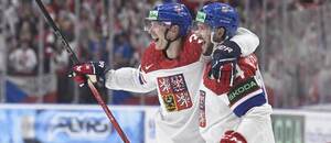 Čeští reprezentanti Jakub Krejčík a Tomáš Kundrátek se radují z gólu při výhře 7:4 nad Dánskem na MS v hokeji 2024 v Praze