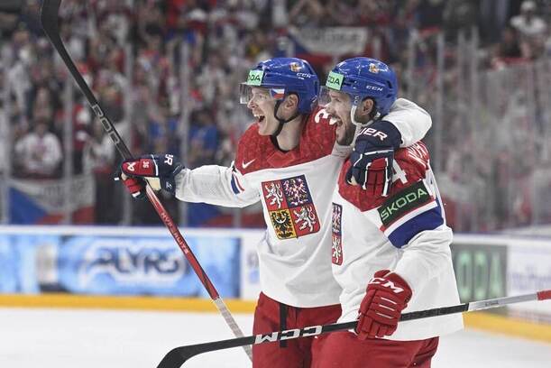 Čeští reprezentanti Jakub Krejčík a Tomáš Kundrátek se radují z gólu při výhře 7:4 nad Dánskem na MS v hokeji 2024 v Praze