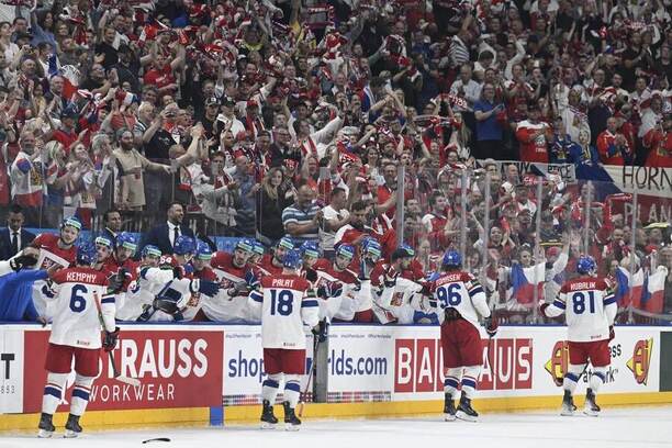 Radost českých hokejistů a domácího publika v O2 areně po vstřelení gólu, MS v hokeji 2024
