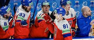 Dominik Kubalík přijímá gratulace ke gólu v utkání s Rakouskem, dnes se Česko na MS v hokeji 2024 utká s Velkou Británií