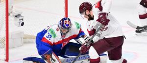 Brankář Stanislav Škorvánek a útočník Rihards Bukarts v utkání Slovensko vs. Lotyšsko na MS v hokeji 2023 Brankář Stanislav Škorvánek a útočník Rihards Bukarts v utkání Slovensko vs. Lotyšsko na MS v hokeji 2023