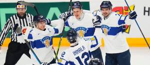 Reprezentanti Finska oslavují úvodní gól v zápase s Kanadou na MS v hokeji 2024 v Praze, střelec Jesse Puljujärvi uprostřed 