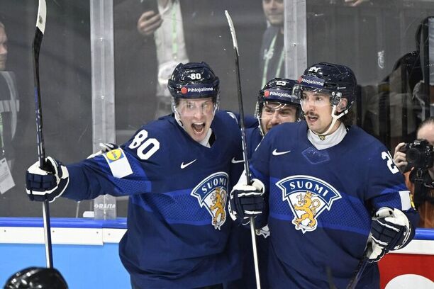 Hanne Björninen, Pekka Jormakka a Saku Mäenalanen slaví důležitý první gól Finska v zápase s Dánskem na MS v hokeji 2024