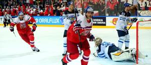 Jaromír Jágr po gólu do sítě Finska v jednom z nejslavnějších českých čtvrtfinále. Vlevo přijíždí gratulovat Jakub Voráček, kapitán naší reprezentace na MS 2015.