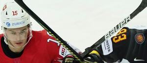 Skřížené hokejky Gregoryho Hofmanna (Švýcarsko) a Leonharda Pfoderla, momentka ze zápasu Švýcarsko vs. Německo na MS v hokeji 2024 (Německo), Skřížené hokejky Gregoryho Hofmanna (Švýcarsko) a Leonharda Pfoderla, momentka ze zápasu Švýcarsko vs. Německo na MS v hokeji 2024 (Německo),