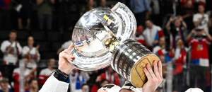 David Pastrňák s pohárem pro mistry světa v ledním hokeji na konci MS 2024 v Praze a Ostravě