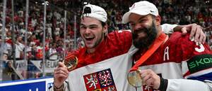 Obránci české reprezentace David Špaček a Radko Gudas se zlatou medailí z MS v hokeji 2024 Obránci české reprezentace David Špaček a Radko Gudas se zlatou medailí z MS v hokeji 2024
