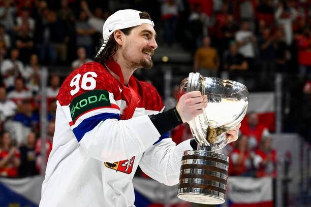 David Tomášek s pohárem pro mistry světa 2024. Dočká se šance v NHL?