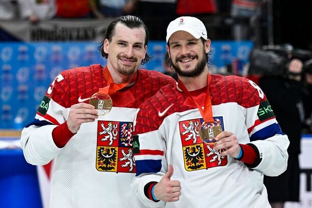 Daniel Voženílek a Tomáš Kundrátek získali v sezóně 2023/24 double. Vyhráli extraligu s Třincem a poté i MS hokej 2024.