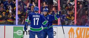 Obránci Vancouver Canucks Filip Hronek a Quinn Hughes oslavují gól v play off NHL 2024, od příští sezony Canucks coby asistent povede Jaroslav Svejkovský Obránci Vancouver Canucks Filip Hronek a Quinn Hughes oslavují gól v play off NHL 2024, od příští sezony Canucks coby asistent povede Jaroslav Svejkovský
