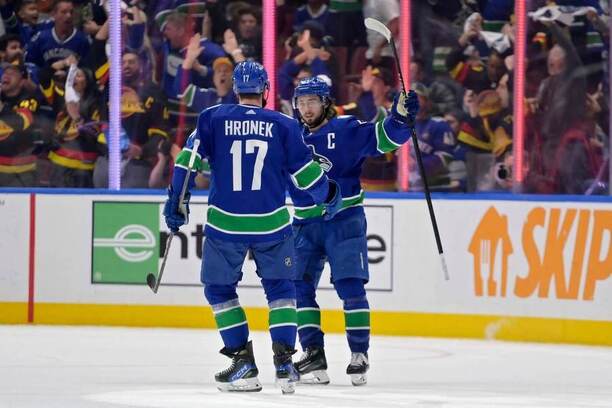 Obránci Vancouver Canucks Filip Hronek a Quinn Hughes oslavují gól v play off NHL 2024, od příští sezony Canucks coby asistent povede Jaroslav Svejkovský