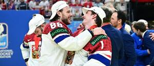 David Pastrňák a Lukáš Dostál se radují po zisku zlaté medaile na MS v hokeji, oba jsou mezi finalisty ankety Zlatá hokejka 2024 David Pastrňák a Lukáš Dostál se radují po zisku zlaté medaile na MS v hokeji, oba jsou mezi finalisty ankety Zlatá hokejka 2024
