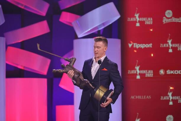 Ondřej Palát s trofejí Zlatá hokejka v roce 2022