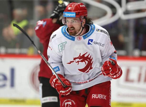 Daniel Voženílek se raduje z vyrovnávací gólu v čase 59:59,8 na 1:1 v šestém semifinále proti Spartě