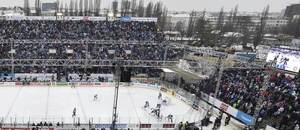 Momentka ze zápasu pod širým nebem mezi Kometou a Plzní v roce 2016, oba kluby se zúčastní Winter Hockey Games 2024