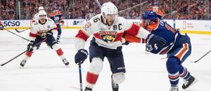 Kapitán Floridy Aleksander Barkov dnes v noci povede svůj tým za největším vítězstvím klubových dějin. Sledujte finále Stanley Cupu živě na Fortuna TV.