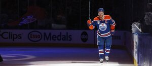 Connor McDavid vytvořil nový rekord NHL v počtu asistencí za jedno play off.