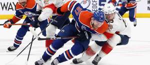 Finále play off NHL 2024: Útočník Edmontonu Connor McDavid a obránce Floridy Anton Lundell ve čtvrtém finále Stanley Cupu Finále play off NHL 2024: Útočník Edmontonu Connor McDavid a obránce Floridy Anton Lundell ve čtvrtém finále Stanley Cupu