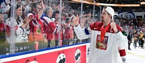Kapitán české reprezentace Roman Červenka se zdraví s fanoušky po vítězství na MS v hokeji 2024 Kapitán české reprezentace Roman Červenka se zdraví s fanoušky po vítězství na MS v hokeji 2024