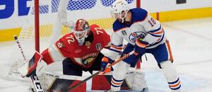 Nejlepší střelec letošního play off NHL Zach Hyman z Edmontonu vs. brankář Floridy Sergei Bobrovsky. Sledujte finále Stanley Cupu 2024 živě na Fortuna TV.