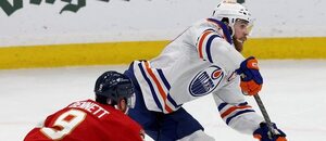 Finále Stanley Cup NHL 2024, Florida vs. Edmonton, Connor McDavid (Oilers) střílí na branku, stíhá ho Sam Bennet (Panthers) Finále Stanley Cup NHL 2024, Florida vs. Edmonton, Connor McDavid (Oilers) střílí na branku, stíhá ho Sam Bennet (Panthers)
