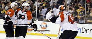 Hokejisté Philadelphia Flyers slaví postup přes Boston Bruins v play off NHL 2010. V sérii dokonali obrat z 0:3 na 4:3, stejně otočili i sedmý zápas Hokejisté Philadelphia Flyers slaví postup přes Boston Bruins v play off NHL 2010. V sérii dokonali obrat z 0:3 na 4:3, stejně otočili i sedmý zápas