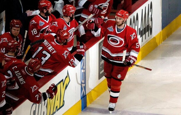 František Kaberle z Caroliny se raduje po gólu v 7. finále play off NHL 2006 proti Edmontonu. Jeho branka byla nakonec vítězná.