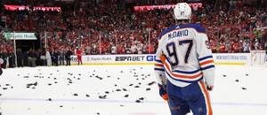Connor McDavid po prohraném 7. finále Stanley Cupu.
