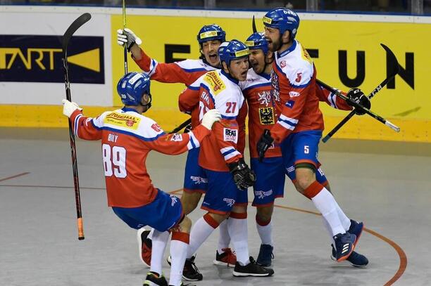 Česká hokejbalová reprezentace na MS v hokejbale 2019. Na MS 2024 se dnes Češi ve finále utkají s Kanadou
