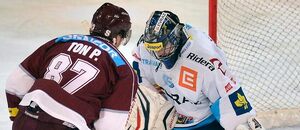 Jeden z historicky nejlepších extraligových střelců ELH Petr Ton dává gól Romanu Málkovi, zápas Sparta vs. Liberec v sezoně 2012/13 Jeden z historicky nejlepších extraligových střelců ELH Petr Ton dává gól Romanu Málkovi, zápas Sparta vs. Liberec v sezoně 2012/13